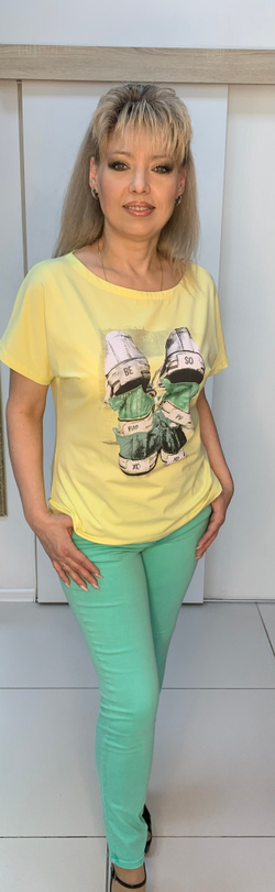 Светлая футболка-блузон с оригинальным изображением