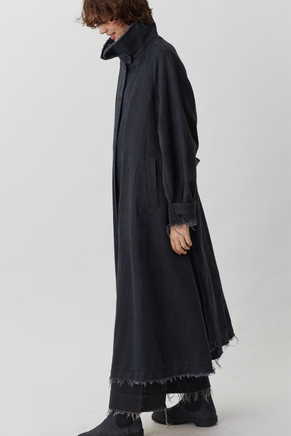 Объемный плащ из черного вареного льна