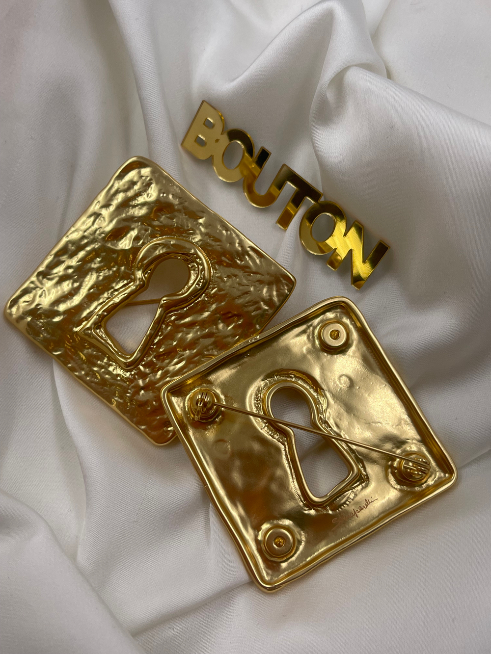 Брошь Скиап. золотистая квадратная с замочной скважиной