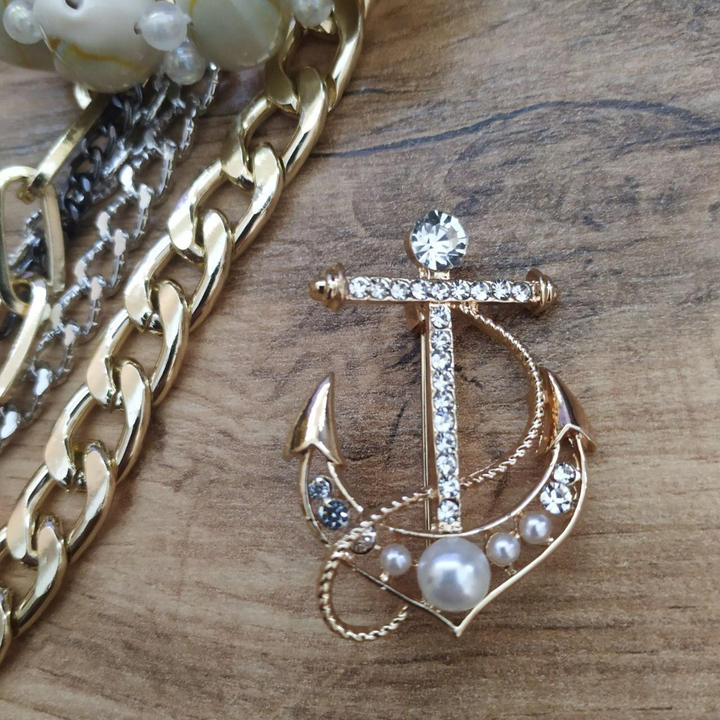 Брошь Якорь со стразами металл золотистый