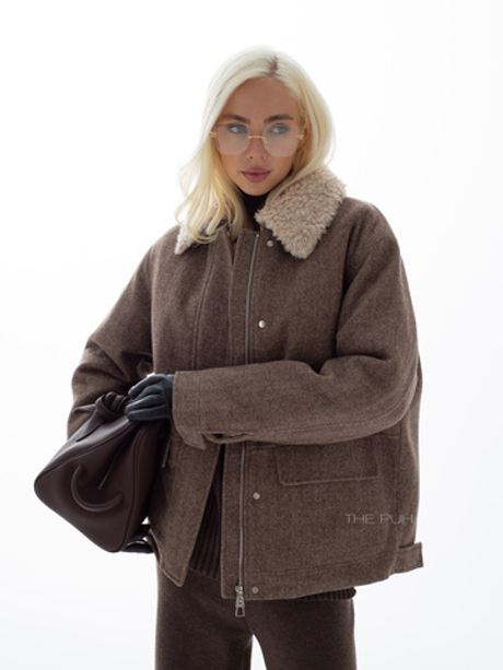 Коричневая куртка в елочку с меховым воротником