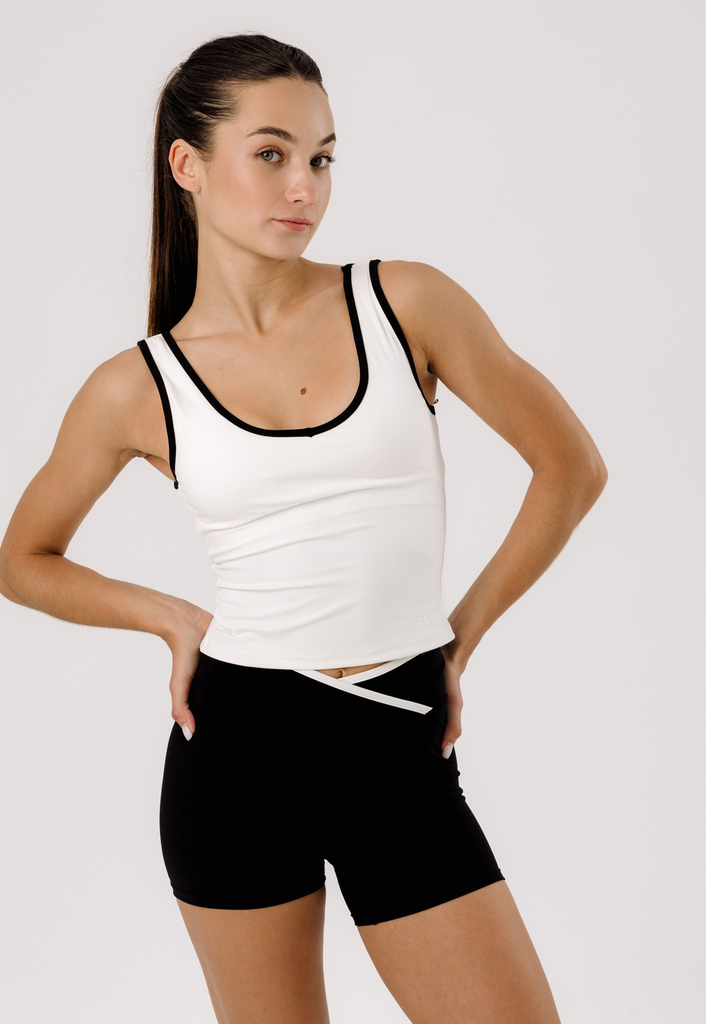 Костюм базовый с велосипедками с V-образным поясом и удлиненным топом