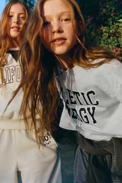 ZARA ФУТБОЛКА В СТИЛЕ ПРЕППИ С НАДПИСЬЮ, СЕРЫЙ МЕЛАНЖ