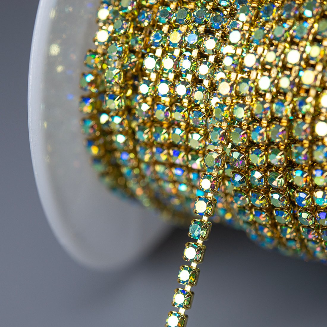 Стразовая цепь дуохромная, 2мм, голубой кристалл с зеленым напылением в позолоченных цапах