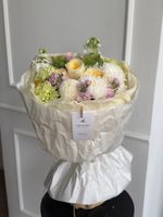 Букет сборный из кустовых пионовидных роз, хелеборуса, диантусов и хризантемы