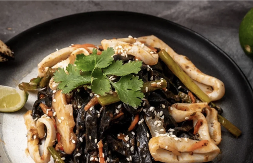 Вок с кальмаром и овощами на черном тесте в томатном соусе 400 гр