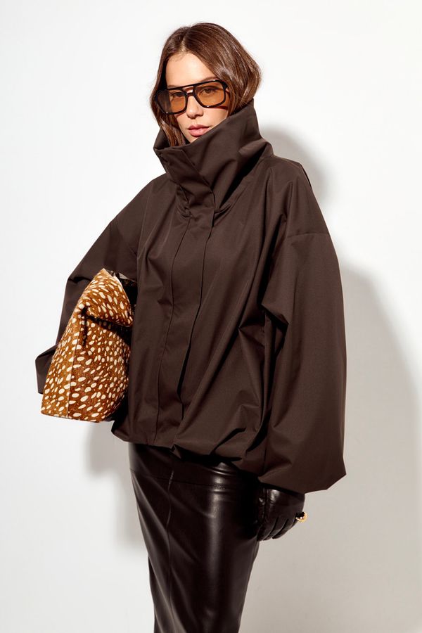 Ветровка О-силуэта с высоким воротом шоколадного цвета