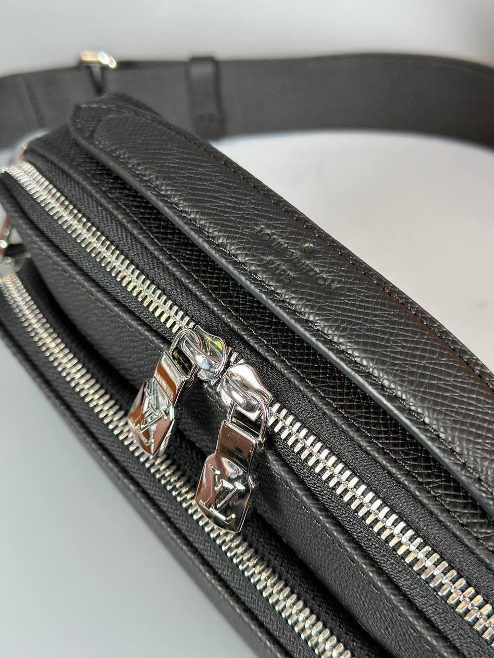 Сумка-мессенджер Louis Vuitton