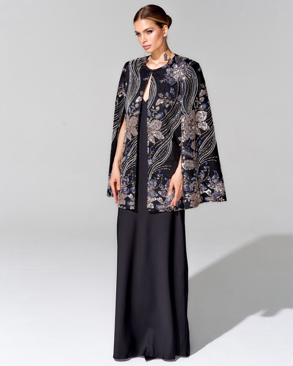 Кейп с вышивкой ручной работы