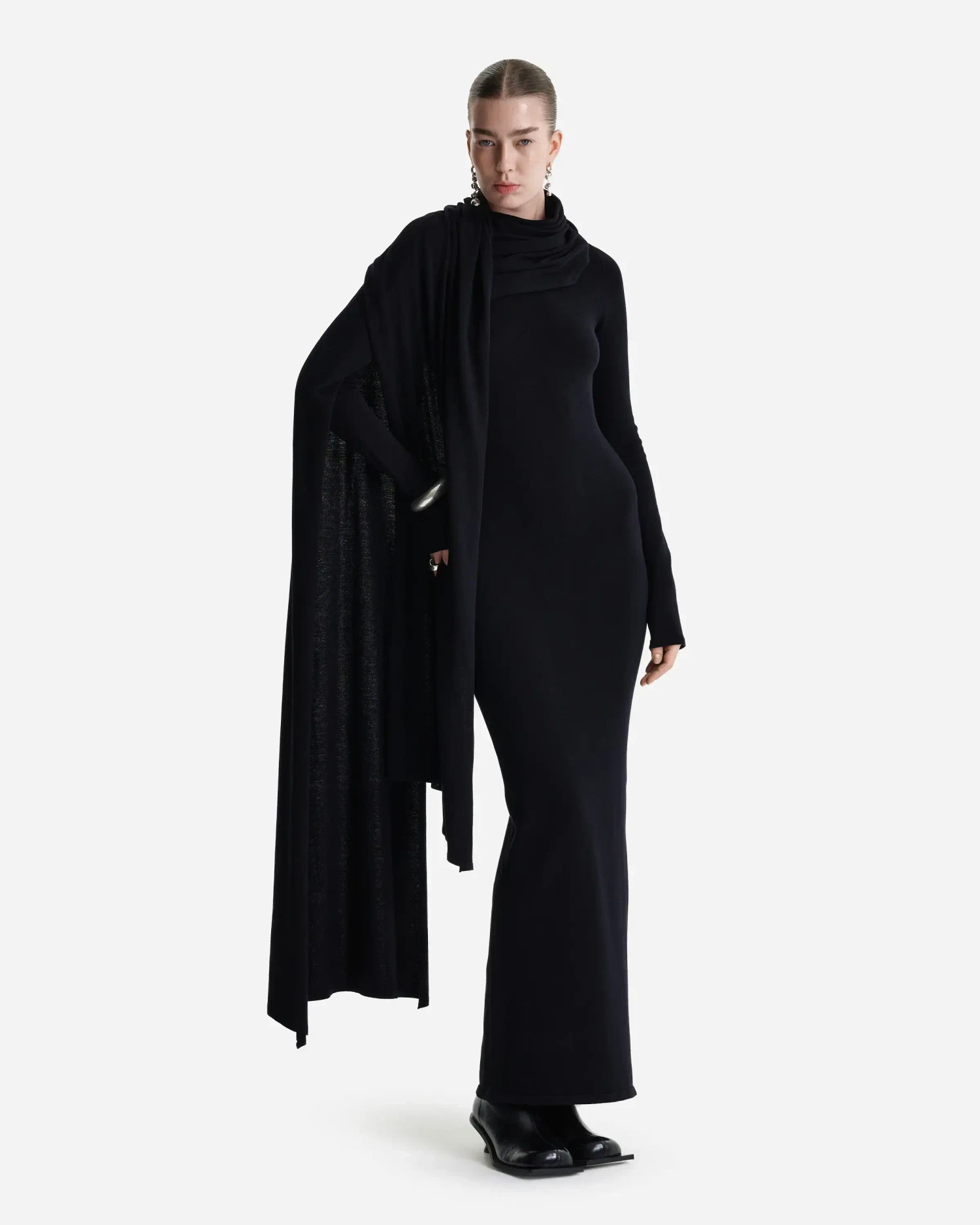 Вязаное платье макси с шарфом-шлейфом