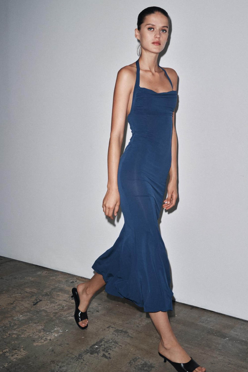 ZARA ПЛАТЬЕ ХАЛТЕР С ДРАПИРОВКОЙ, ЯРКО-СИНИЙ