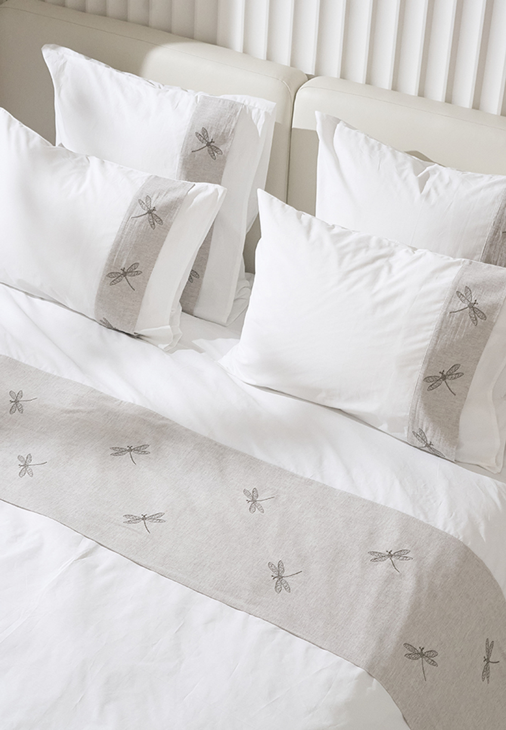 Постельное белье 1.5 спальное Luxberry Вечерние стрекозы белое с вышивкой