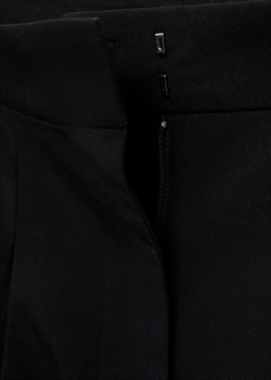 Брюки с широкими штанинами и защипами