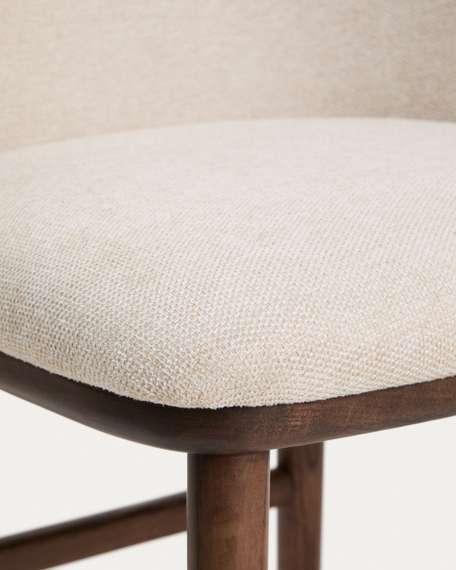 Барный стул Ciselia из бежевого шенилла с ножками из ясеня в отделке орех