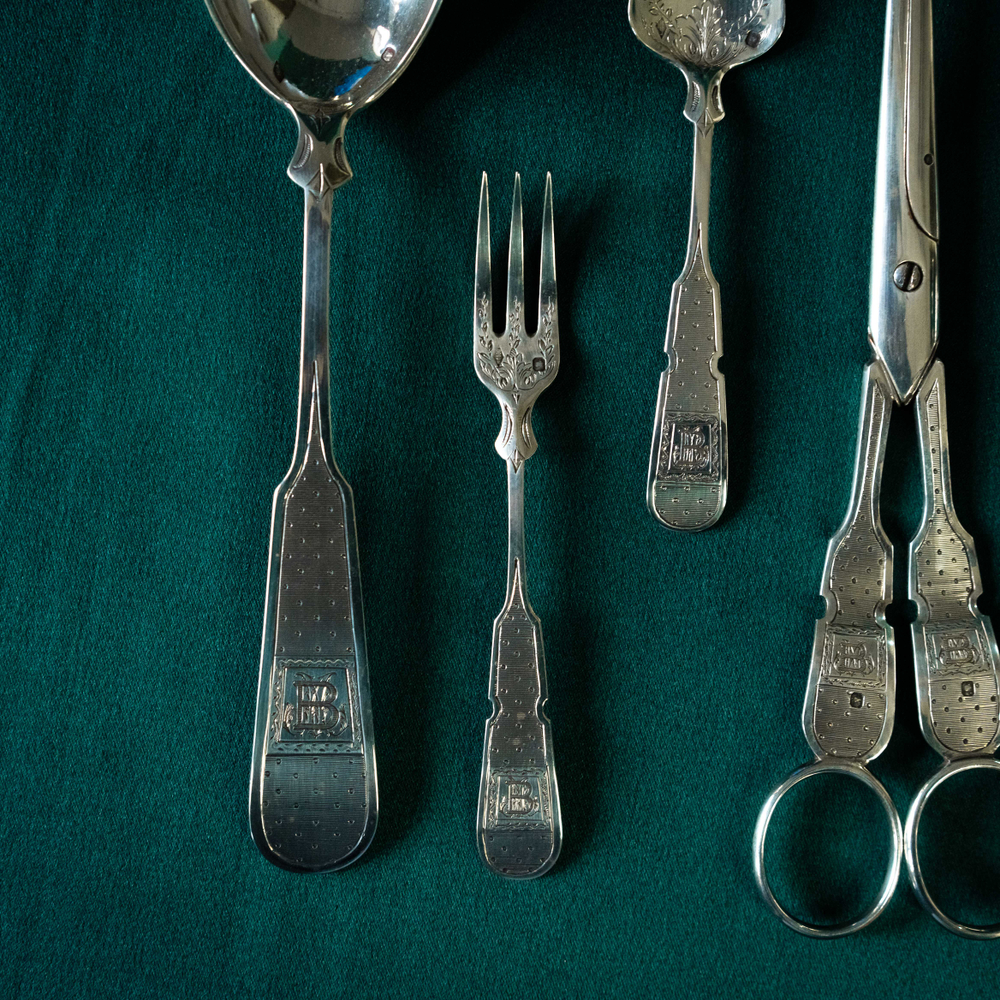 Комплект приборов для сервировки стола