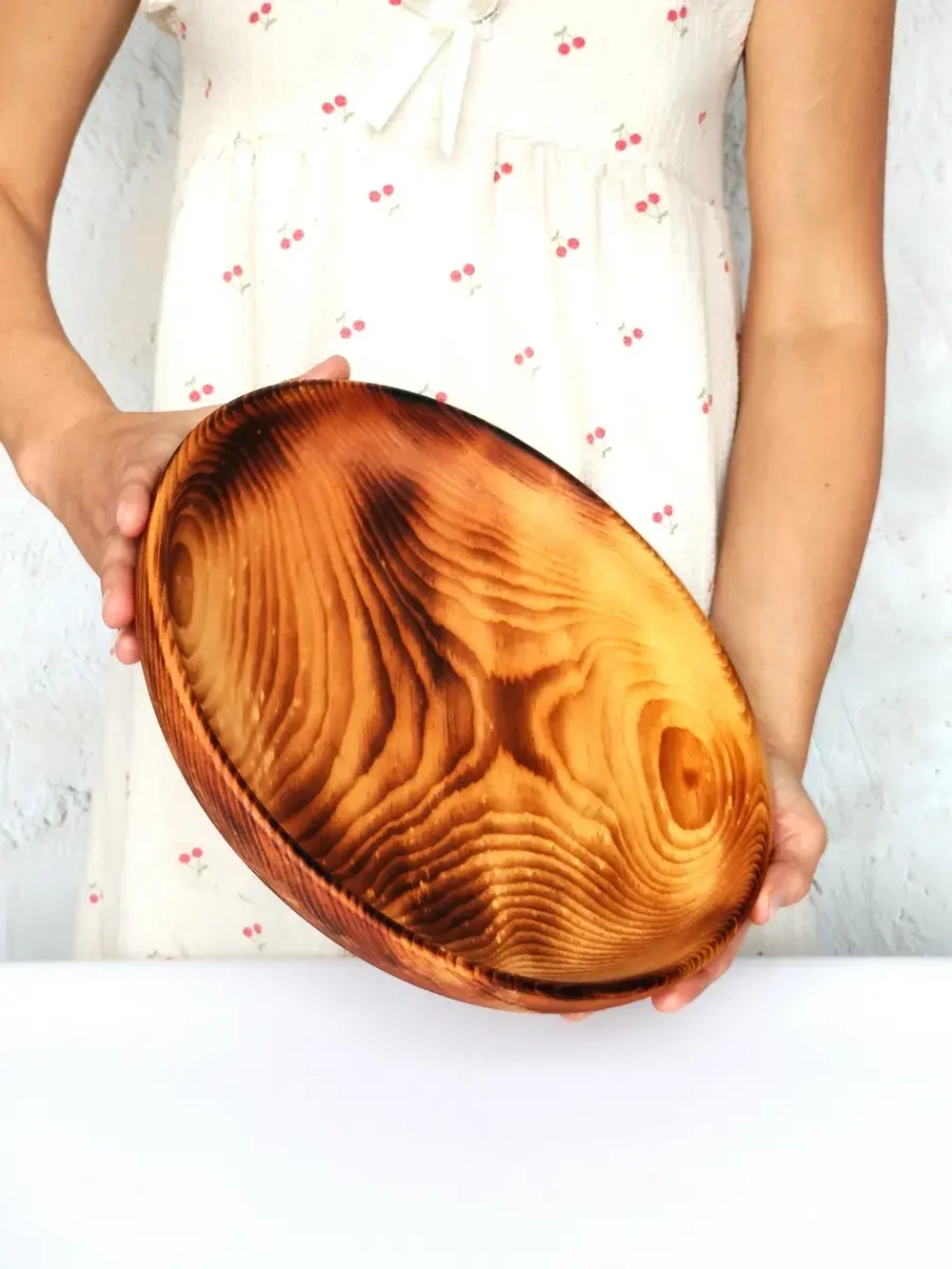 Деревянная сервировочная тарелка из кедра