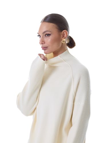 Трикотажный костюм с брюками молочного цвета