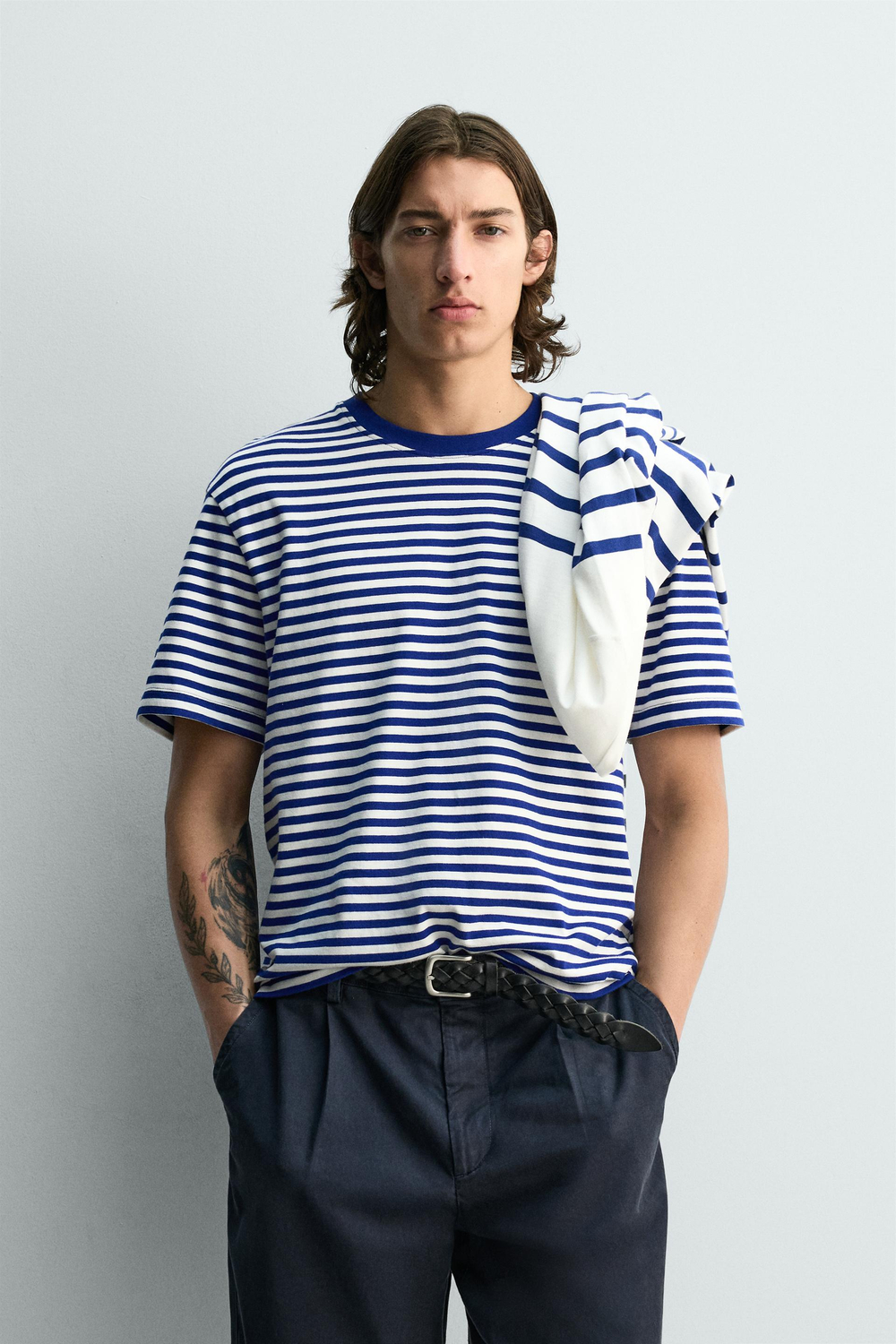 ZARA ФУТБОЛКА REGULAR FIT ЖАККАРД В ПОЛОСКУ, БЕЛЫЙ/СИНИЙ