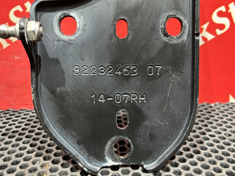 Кронштейн петли капота правый