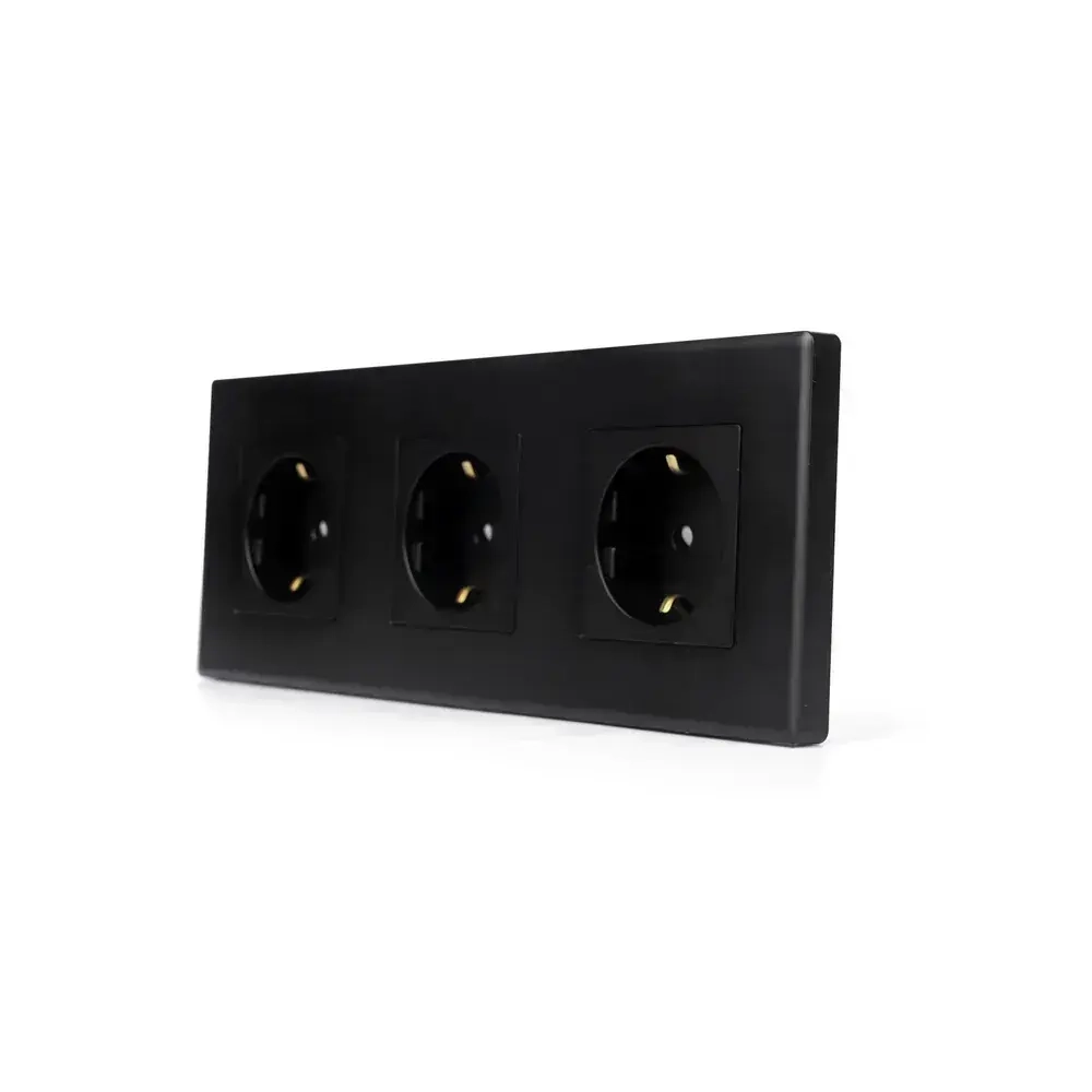 Розетка черная тройная с заземлением матовая поверхность