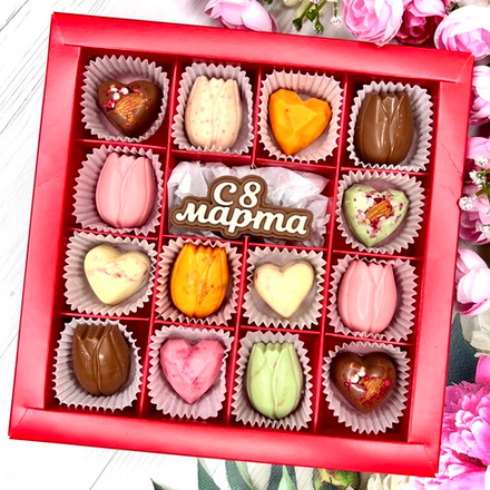Шоколадный набор "С 8 марта. Тюльпаны": шоколадка-надпись и 14 конфеты ручной работы