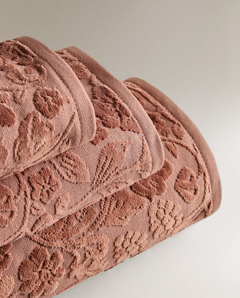 Zara Home - Жаккардовое банное полотенце с цветочным рисунком, розовый, 50х90 см