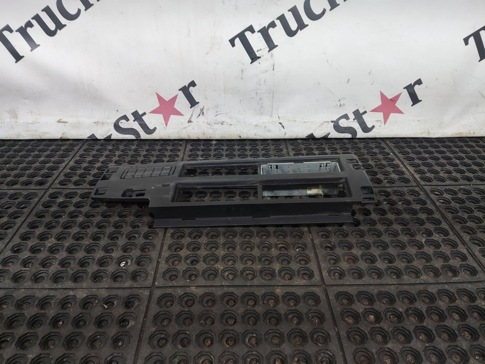 Накладка верхней консоли левая 2020г.