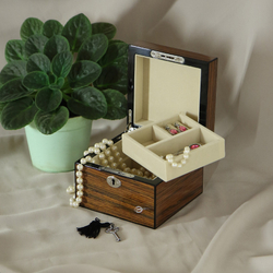 Шкатулка ювелирная