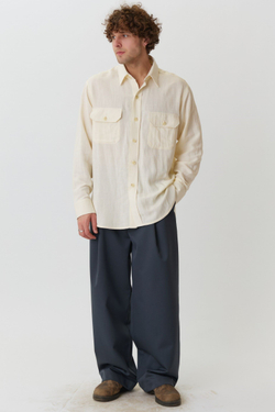 Объемная рубашка из льна молочного цвета