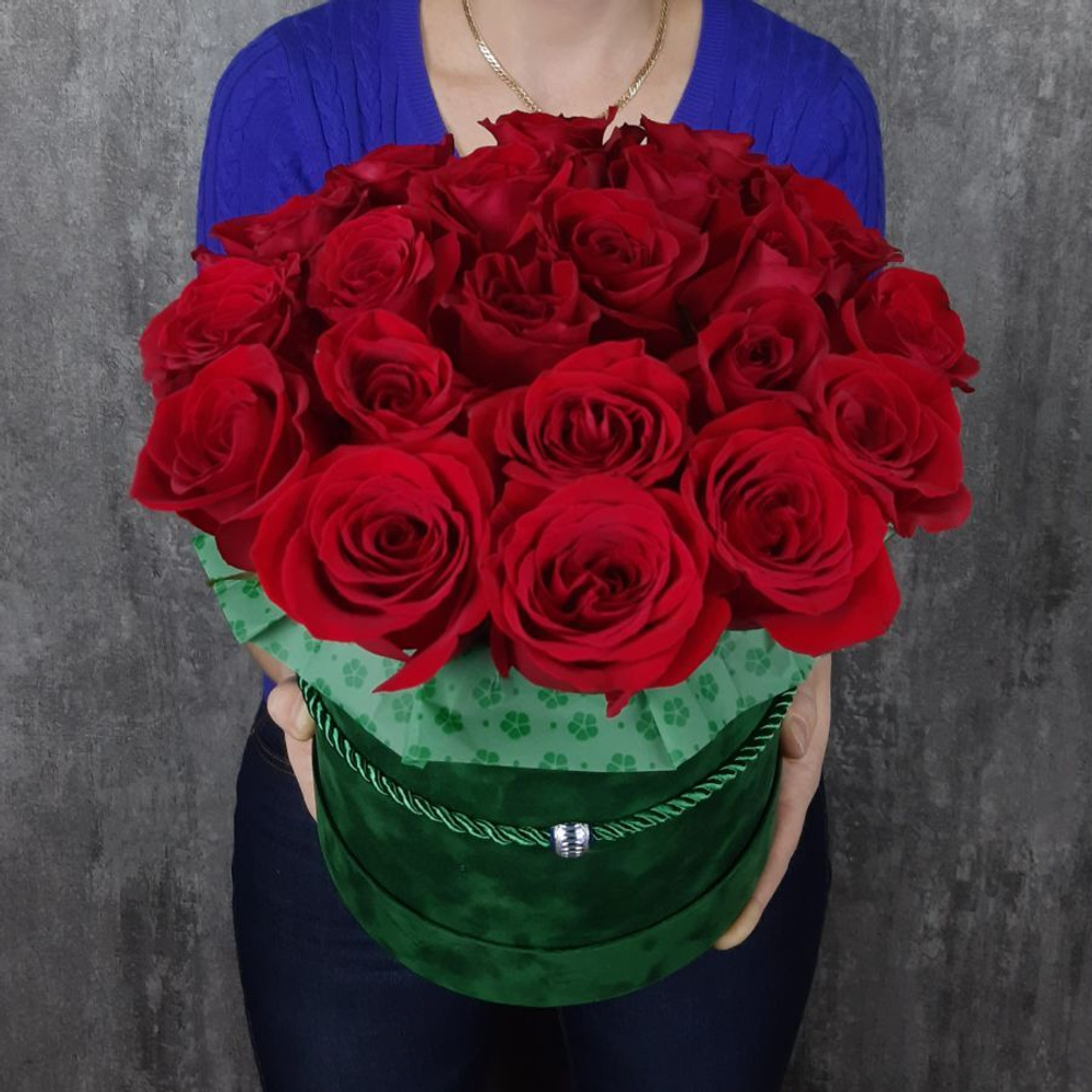 Букет из красных роз в авторской коробке