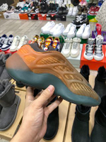 Купить в Москве кроссовки  adidas Yeezy Boost 700