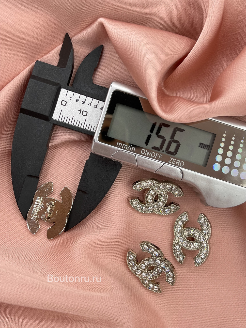 Пуговицы Шан. Серебро Лого стразы 22 мм