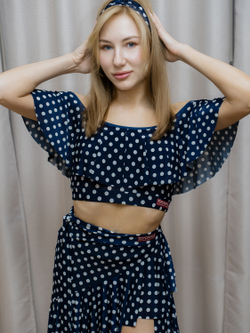 Короткий топ с воланом