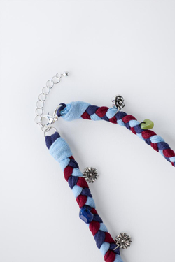 ZARA ПЛЕТЕНОЕ ОЖЕРЕЛЬЕ С ПОДВЕСКАМИ В ВИДЕ ЦВЕТОВ, ЧЕРНИЛЬНО-СИНИЙ