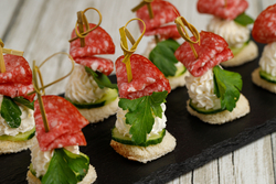 Канапе салями с огурцом и творожным сыром на пшеничном тосте