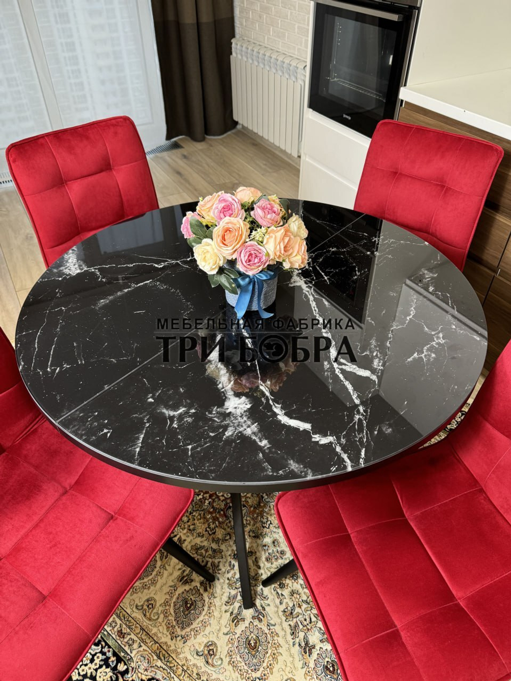 Круглый стеклянный раздвижной стол "Черный оникс" и стулья "ГУЧИ" бордовый