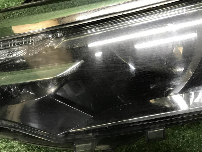 Фара левая Toyota Corolla E160 (2015-2019) галоген