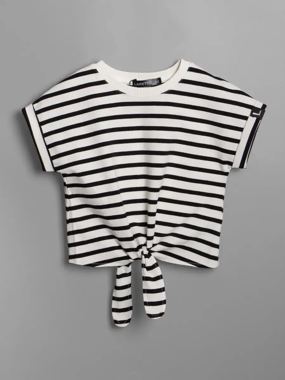 Черно-белый костюм для девочки на лето в полоску