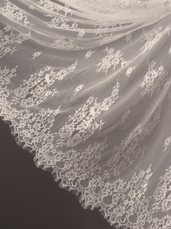 Кружево шантильи шампань широкое неэластичное ширина 1,5 м купон 2.9 м С БРАКОМ