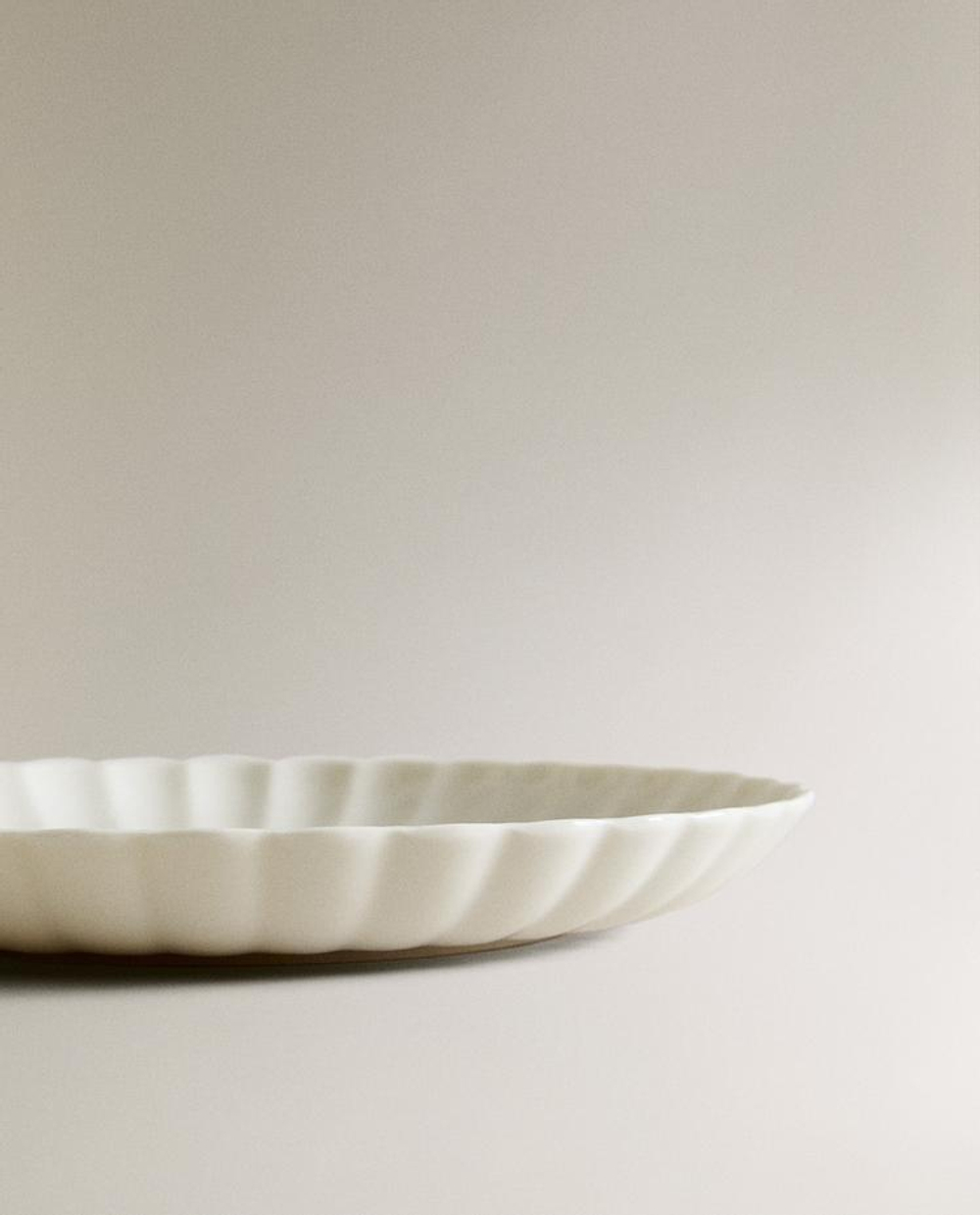 ZARA HOME ДЕСЕРТНАЯ ТАРЕЛКА ИЗ ФАРФОРА С ВОЛНИСТОЙ КРОМКОЙ, БЕЛЫЙ