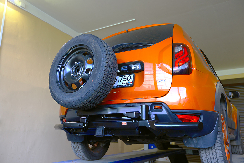 Бампер задний силовой/защита штатного бампера Renault Duster 2015-2020 c квадратом под фаркоп, калиткой, подсветкой номера РИФ