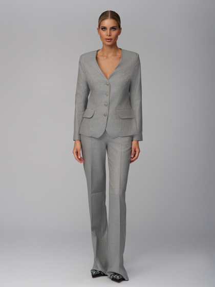 Женский серый костюм в клетку без воротника