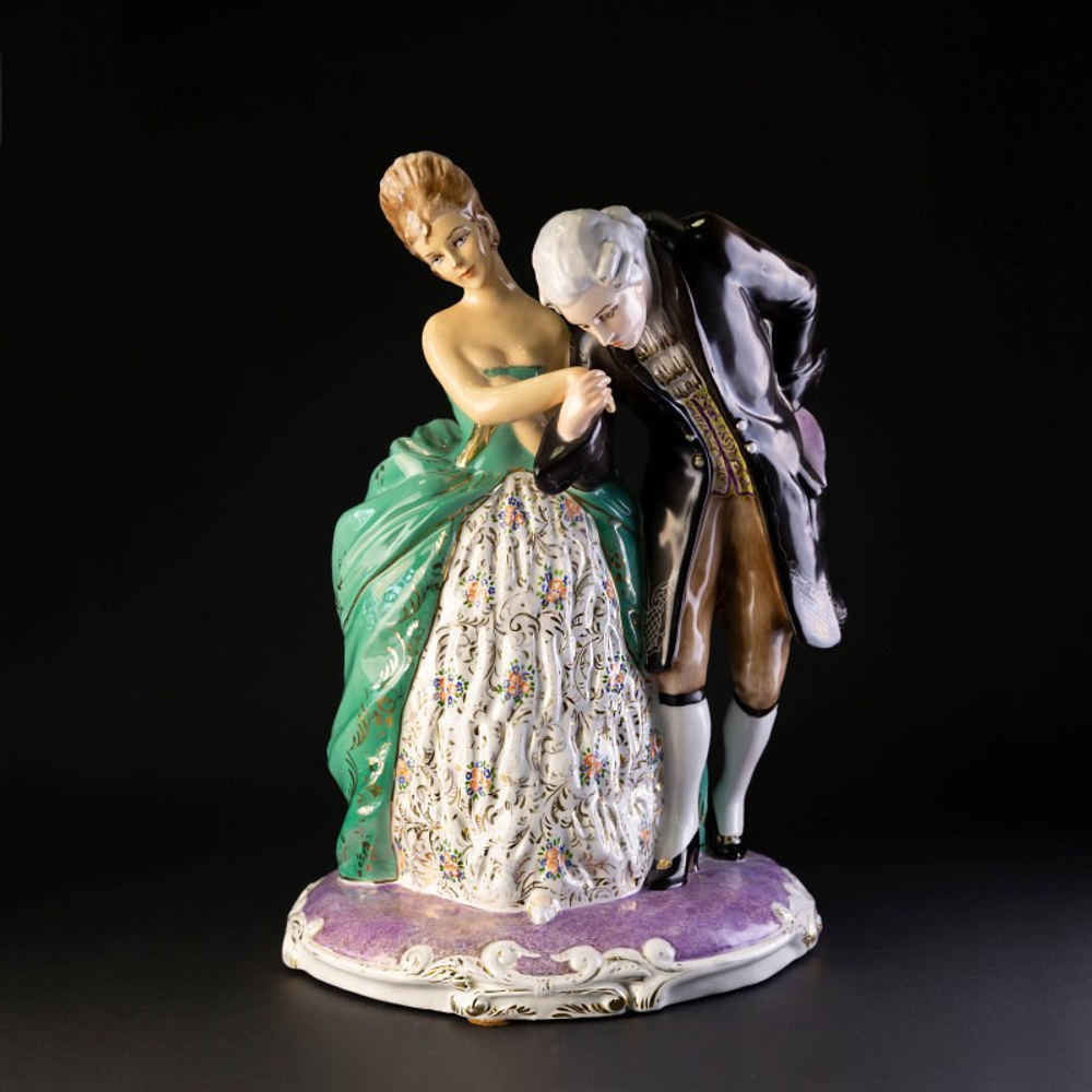 Скульптурная композиция «Приглашение на танец»