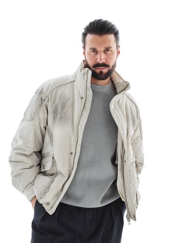 Светло-бежевый короткий пуховик с напылением