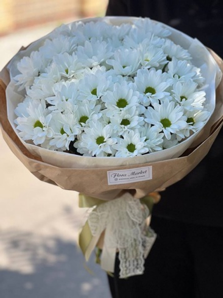 Эффектный букет с кустовой хризантемой в стильном оформлении от Флора Маркет