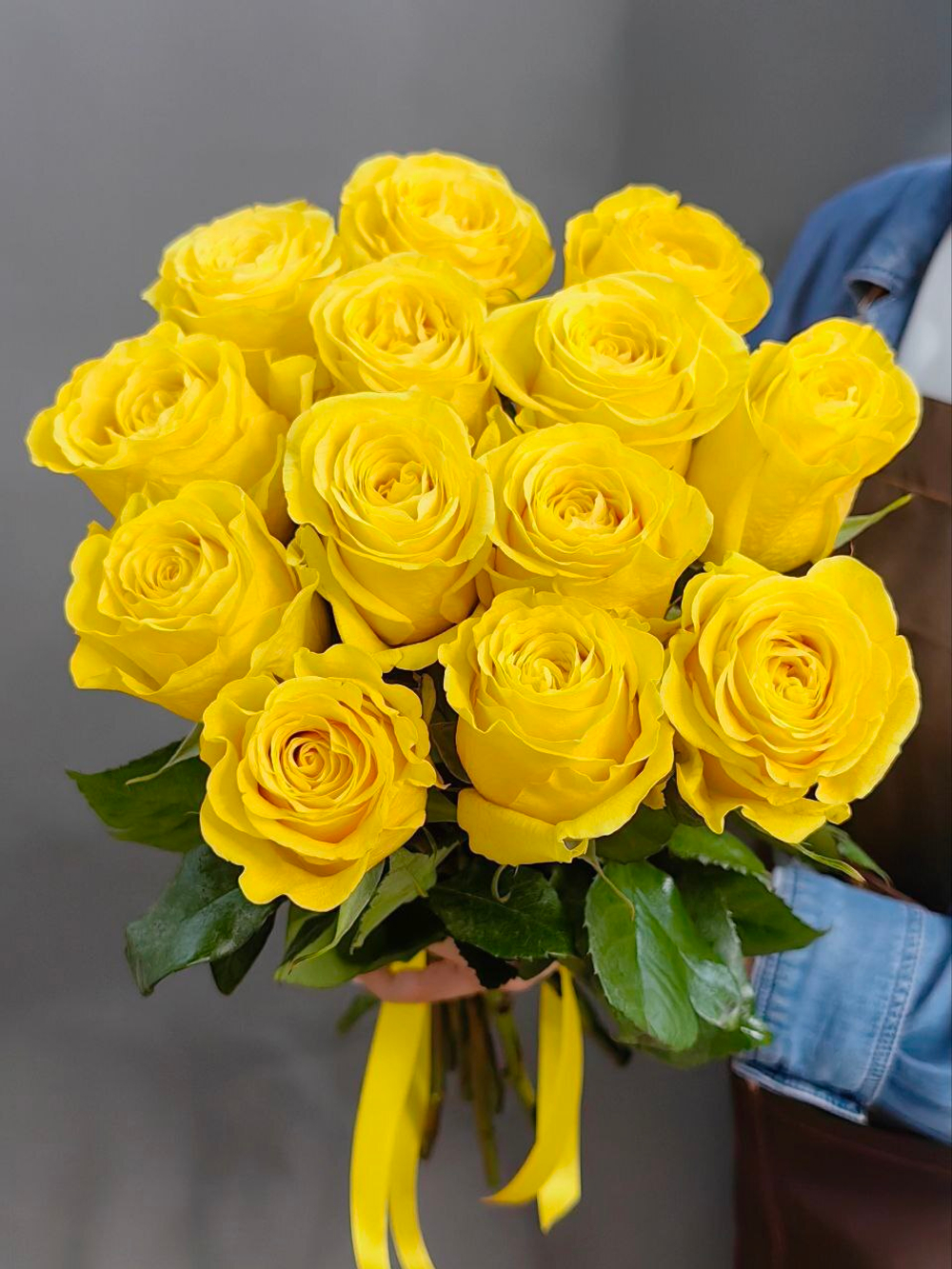 Букет из 13 желтых роз под ленту (Эквадор 60 см)