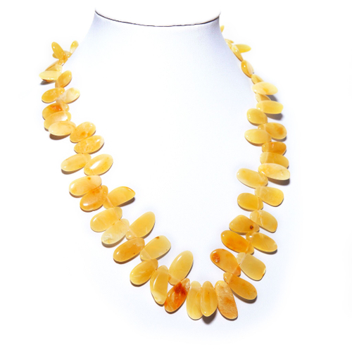 Бусы из цельного янтаря с молочными переливами 50 см, бусины да 2 см в длину