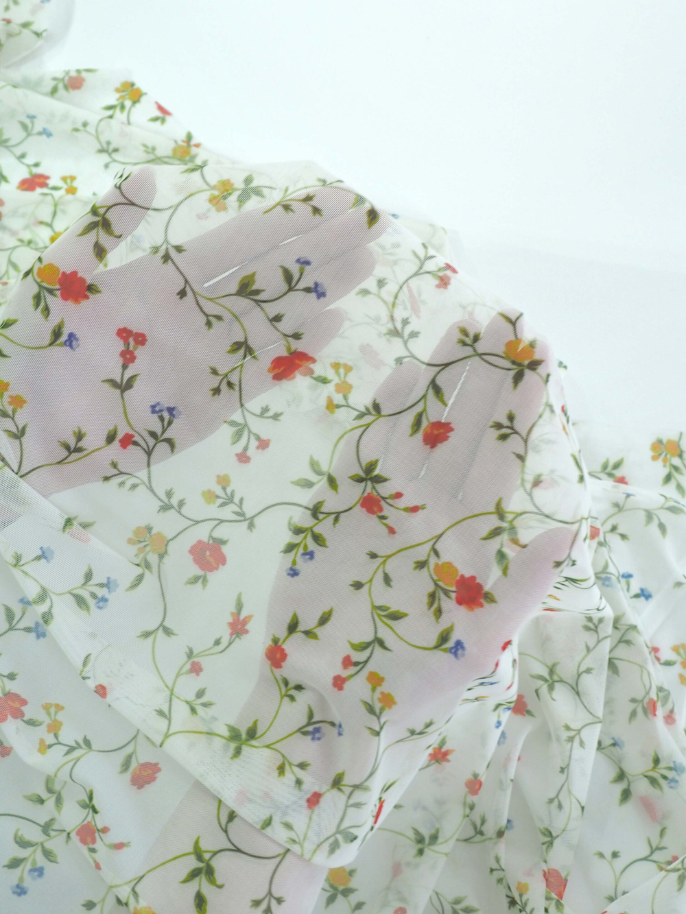 Сетка эластичная белая с зеленым цветочным принтом метражом