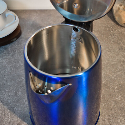 Чайник электрический 2л Sakura SA-2149BL, дисковый, синий металлик/черный