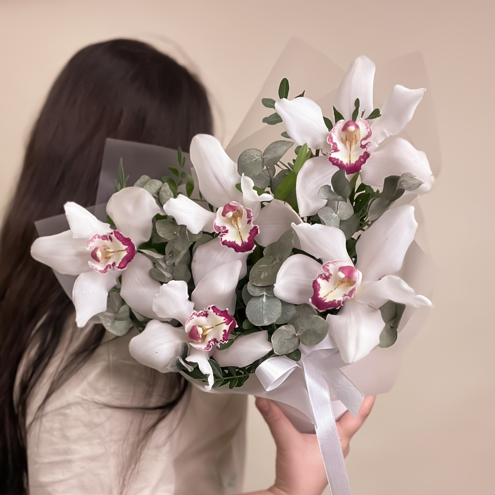 Белые орхидеи Цимбдиум с эвкалиптом в коробке 5 шт